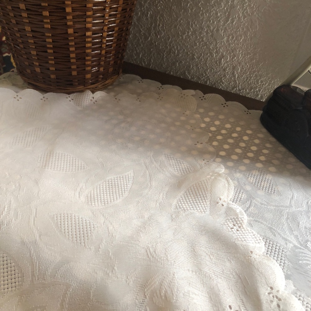 Vintage Floral White Lace Placemat Pair with Roses - Picture 3 of 15